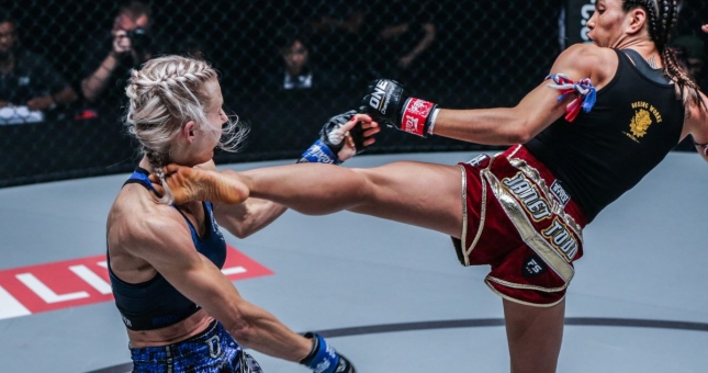 VIDEO: Nữ võ sĩ Muay Thái tung cú đá 'tử thần' khiến đối thủ choáng váng