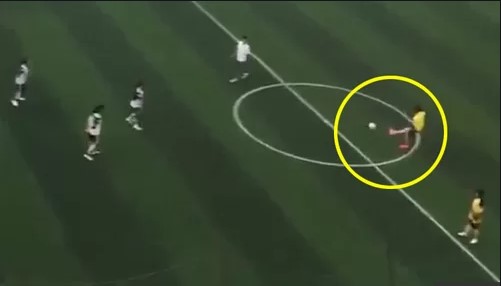 VIDEO: Nữ sinh viên Việt Nam lập siêu phẩm sút phạt từ giữa sân