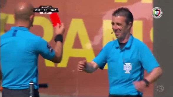 HY HỮU: Trợ lý trọng tài bị thẻ đỏ vì dừng trận đấu đột ngột để đi...vệ sinh