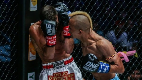 VIDEO: Võ sĩ Trung Quốc tung 'cơn mưa' đòn đạp và đấm hạ knock-out đối thủ