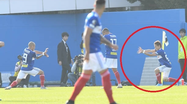 VIDEO: Cầu thủ solo ghi bàn từ giữa sân, ăn mừng kiểu Son Goku