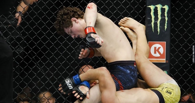 VIDEO: Võ sĩ tung 'mưa đòn' khiến đối thủ đổ máu đầy mặt