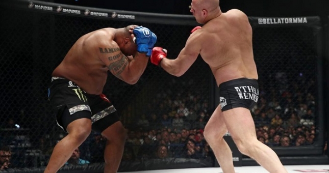 VIDEO: 'Sa hoàng' 43 tuổi tung cú đấm 'tử thần' khiến đối thủ gục ngã