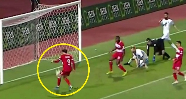 VIDEO: Cầu thủ bỏ lỡ cơ hội ghi bàn khó tin nhất mọi thời đại