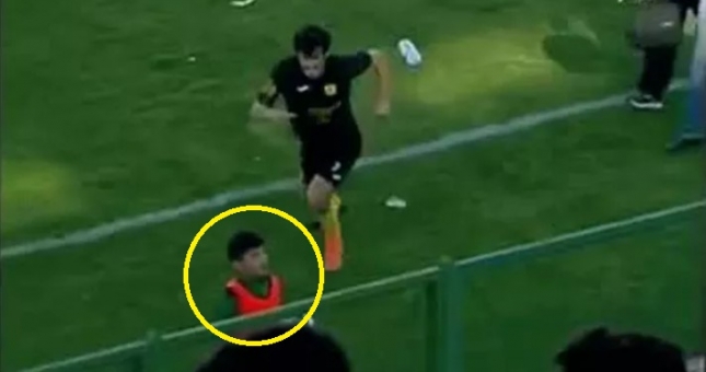 Cậu bé nhặt bóng bị đánh vì ném giày cầu thủ lên khán đài