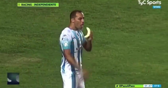 HÀI HƯỚC: Cầu thủ gây sốt khi vừa ăn chuối vừa đá bóng