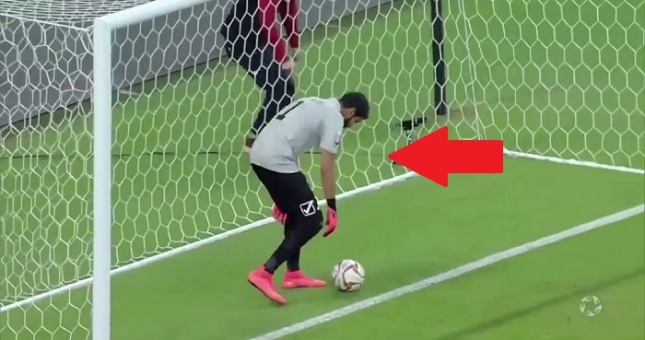 VIDEO: Thủ môn mắc sai lầm vào lưới nhặt bóng chỉ sau 10 giây