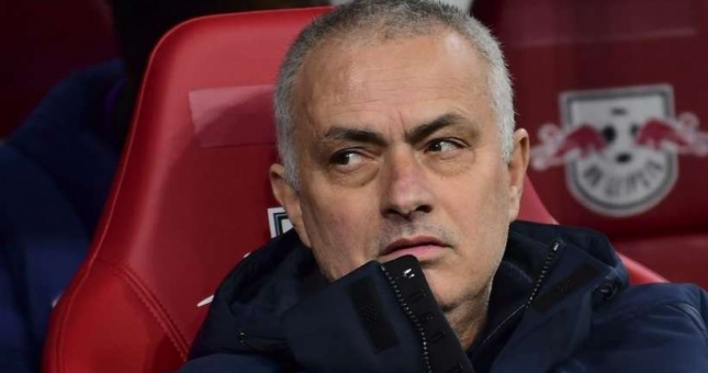 HLV Mourinho: 'Chúng tôi không phải là một đội bóng'