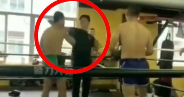 VIDEO: Võ sĩ Trung Quốc giở trò đánh lén đối thủ sau khi thua cuộc