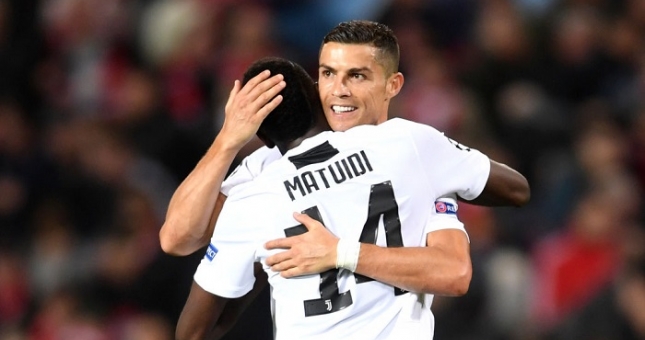 NÓNG: Đồng đội thứ hai của Ronaldo dương tính với COVID-19