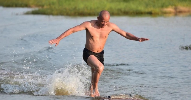 VIDEO: Cao thủ Thiếu Lâm lập kỷ lục chạy 150m trên mặt nước