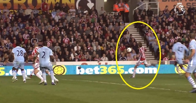 VIDEO: Siêu phẩm vô-lê kinh điển của Crouch phá lưới Man City