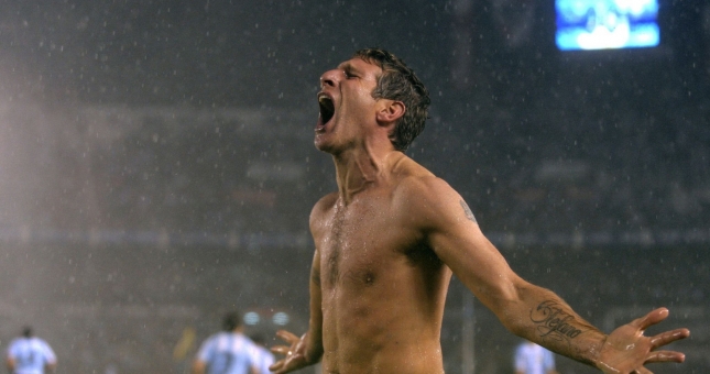 VIDEO: Siêu phẩm 'thiết đầu công' từ khoảng cách xa nhất mọi thời đại