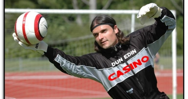 Thủ môn giữ kỷ lục thế giới: Khoác áo 25 đội bóng ở 6 lục địa khác nhau