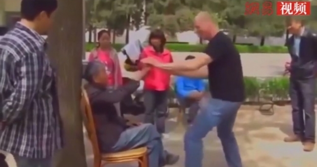 VIDEO: Võ sư Thái Cực Quyền 90 tuổi thi triển võ công 'truyền điện'