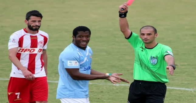 VIDEO: Cầu thủ dính thẻ đỏ nhanh nhất lịch sử bóng đá