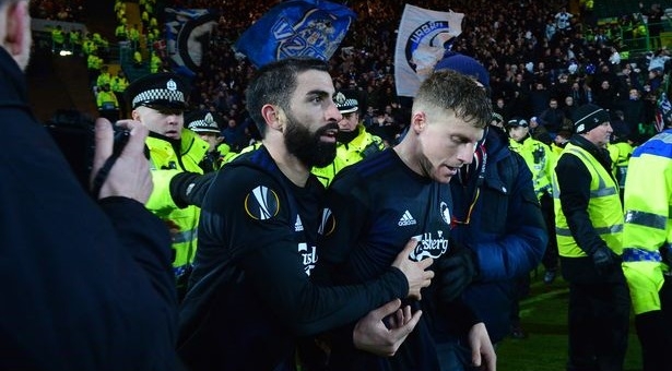 Tấn công cảnh sát, một cầu thủ bị UEFA cấm thi đấu 3 trận