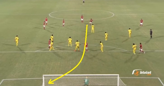 VIDEO: Cựu sao Barca đá phạt 'nã đại bác' từ khoảng cách 40m