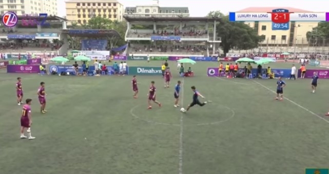 VIDEO: Cầu thủ phủi Việt Nam lập siêu phẩm 'nã đại bác' từ vạch giữa sân