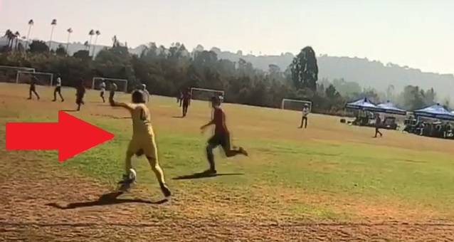 VIDEO: Thủ môn nhí 'độc diễn' trước khung thành và cái kết khó tin