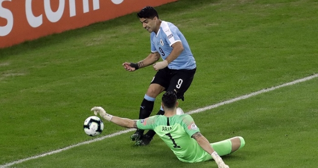 HÀI HƯỚC: Suarez đòi penalty vì bóng chạm tay... thủ môn