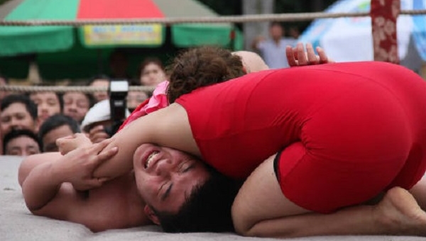 Nữ đô vật thách đấu trai hội làng và cái kết khó tin