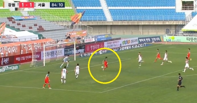 VIDEO: Siêu phẩm đánh gót điệu nghệ tại giải Hàn Quốc