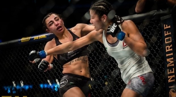 Nữ võ sĩ giở trò đánh lén đối thủ và cái kết bẽ bàng