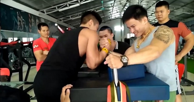 Hot boy Việt Nam thách đấu nhà vô địch thế giới và cái kết bất ngờ