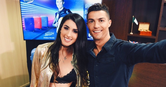 Nữ VĐV quyến rũ nhất hành tinh 'làm loạn' phòng thay đồ để gặp Ronaldo