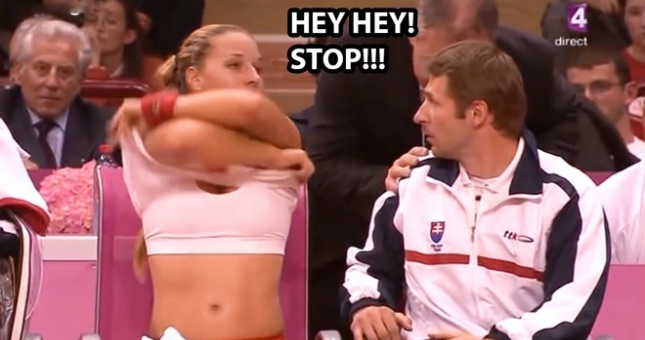 VIDEO: Mỹ nhân quần vợt vô tư cởi áo khiến khán giả xem 'đỏ mặt'