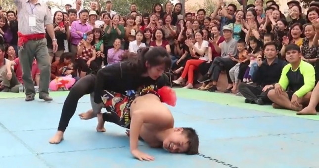 VIDEO: Nữ đô vật xinh đẹp thách đấu trai làng và cái kết khó tin