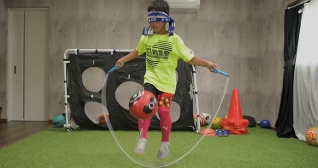 VIDEO: Cậu bé 9 tuổi gây sốt với màn bịt mắt vừa nhảy dây vừa tâng bóng