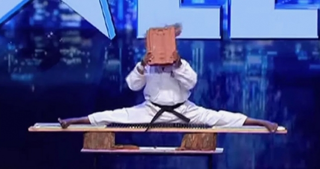 VIDEO: Võ sĩ biểu diễn 'thiết đầu công' và cái kết thảm họa