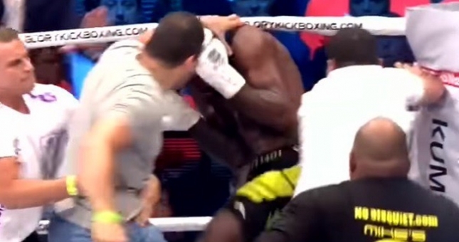 VIDEO: Thắng nhờ đánh lén, võ sĩ bị CĐV lao lên đánh 'hội đồng'