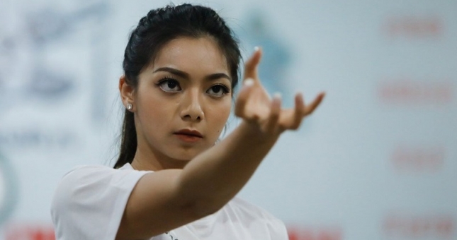 VIDEO: Con gái xinh đẹp của Chưởng môn Vịnh Xuân thi triển võ thuật cao cường