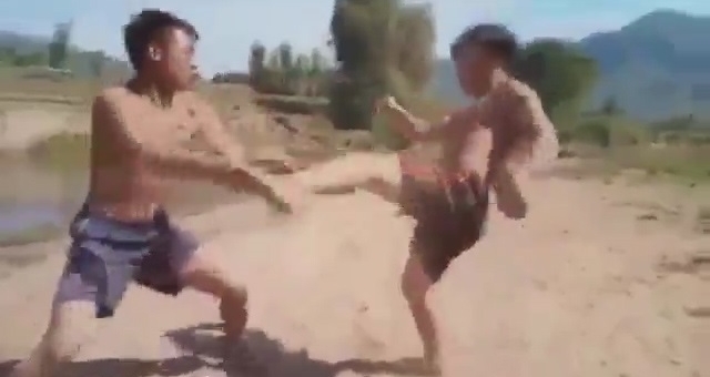 VIDEO: Hai thanh niên tỉ thí võ công mãn nhãn như phim hành động