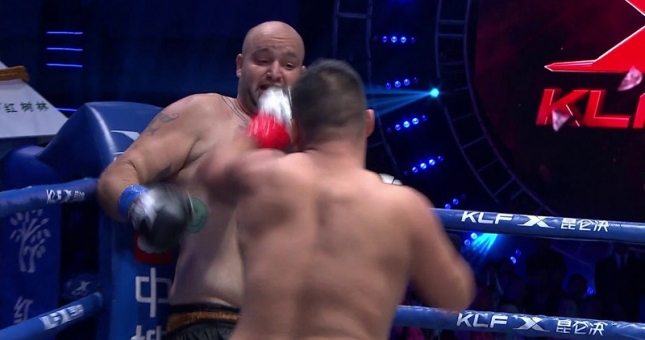 Võ sĩ Trung Quốc tung 20 cú đấm hạ gục đối thủ người Mỹ chỉ sau 30 giây