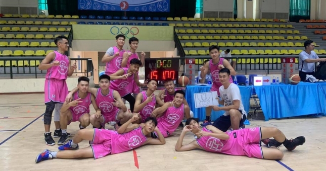 Đội bóng rổ học sinh tại Việt Nam gây sốt khi ghi tới 100 điểm