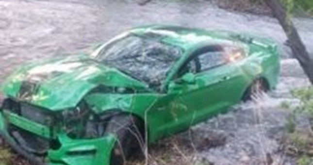 Mua siêu xe mới, chủ xe 'chưa ngồi ấm chỗ' đã lao xuống sông