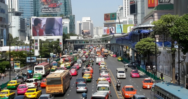 Nước nào trên thế giới bắt buộc bật đèn xe cả ngày?