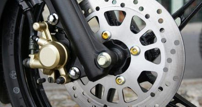 Tại sao có nhiều lỗ nhỏ trên phanh đĩa xe máy?