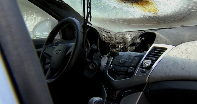 Chủ xe nhận cái kết đắng vì để nước rửa tay khô trên táp lô