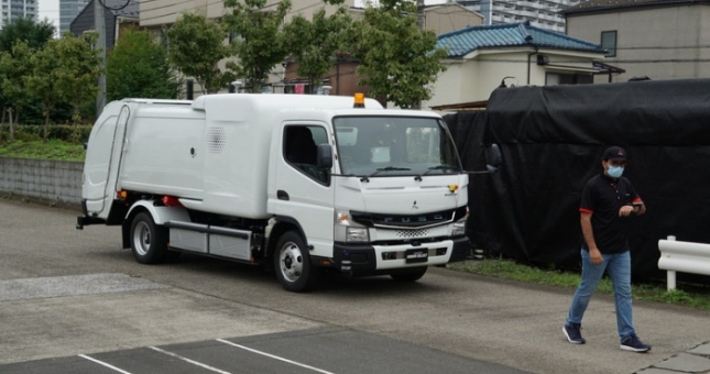 Xe chở rác như 'robot', tự động đi theo người thu gom