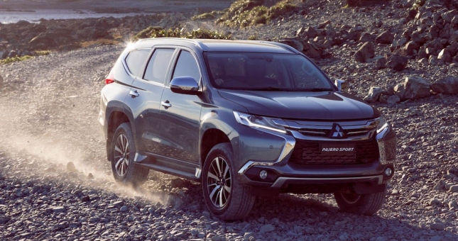 Mitsubishi Pajero Sport giảm giá sốc 200 triệu, đối đầu Ford Everest