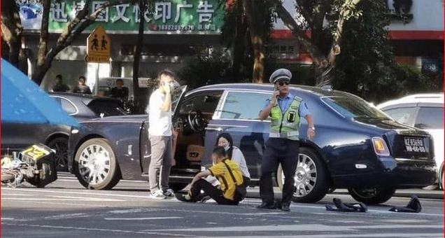 Đâm phải xế hộp, anh shipper ngồi thất thần khóc được nữ tài xế an ủi