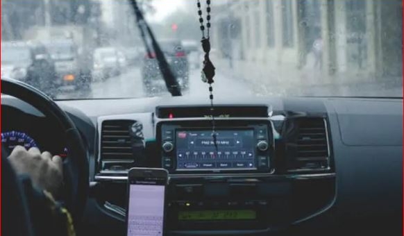 4 mẹo đơn giản xử lý kính ô tô bị mờ khi đi trong mưa