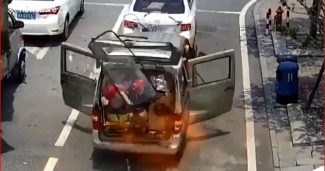 Dừng đèn đỏ, ô tô bất ngờ 'nổ' như trong phim