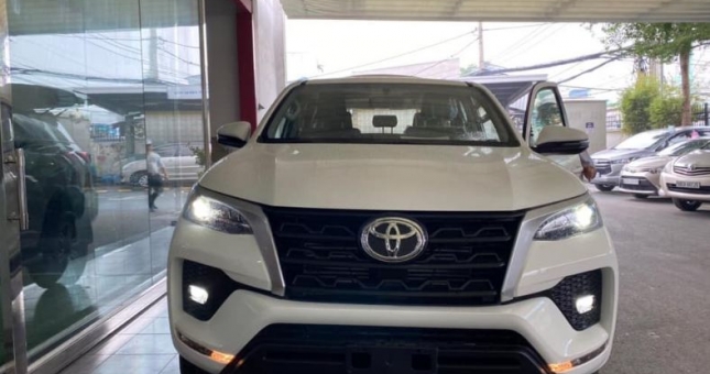 Toyota Fortuner 2021 về đại lý, sắp ra mắt đấu Kia Sorento