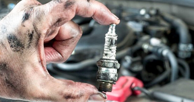 Dấu hiệu bất thường của bugi ô tô cần xử lý ngay